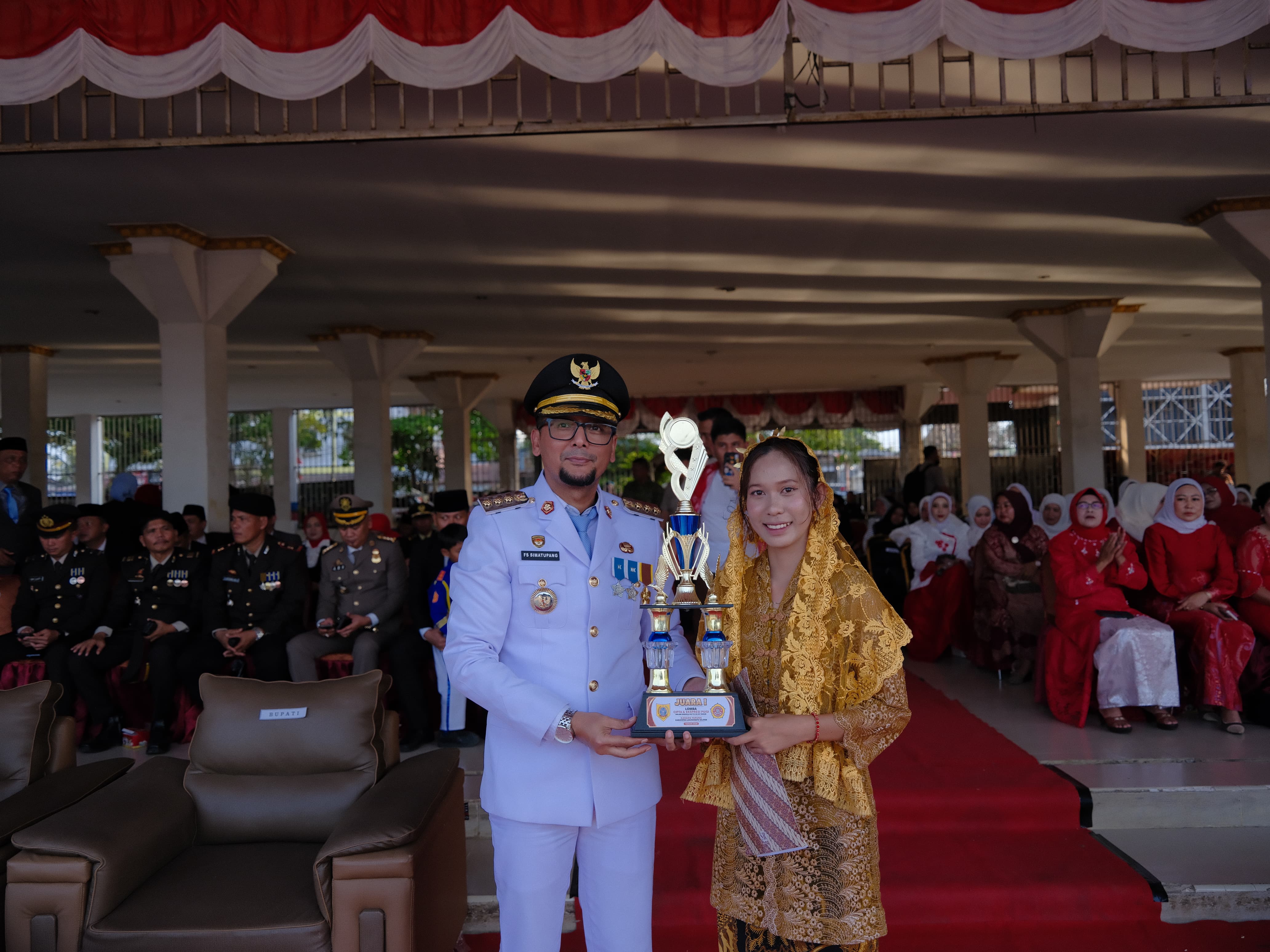 Bupati Labuhanbatu Selatan Serahkan Piala Juara I Lomba Cipta dan Ekspresi Puisi Karang Taruna